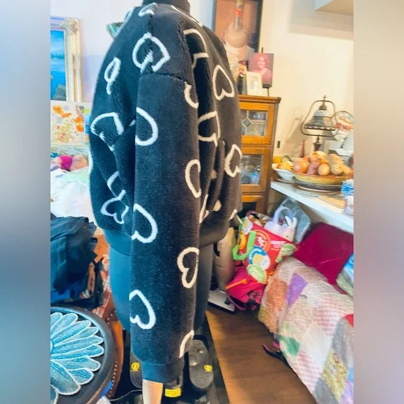 Black cropped Heart Patterned Fleece Jacket - Picture 3 of 4
